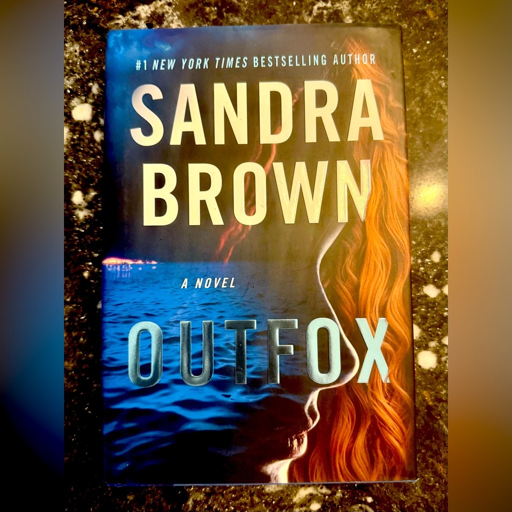 🔥4 for $30🔥📙💙Outfox by Sandra Brown💙📙